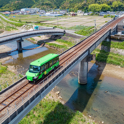 In Japan, Buses That Can Also Ride the Rails